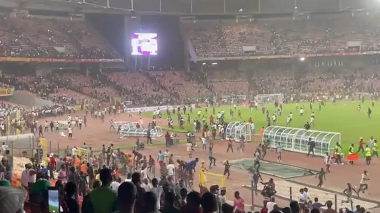 Kaos zbog propu&scaron;tenog Svjetskog prvenstva: Navijači tukli, palili i ru&scaron;ili sve pred sobom, policija bacila suzavac