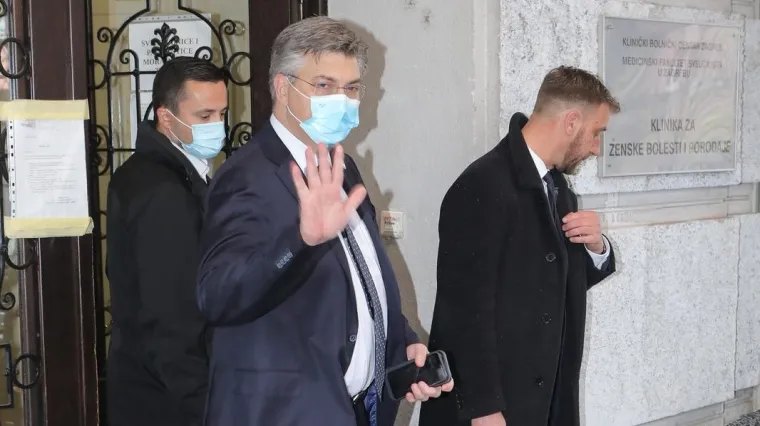 Premijer posjetio suprugu i sina u Petrovoj bolnici! Plenković raspoloženo mahao fotografima