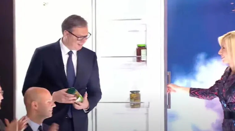 VIDEO Izborna kampanja kakva se ne viđa svaki dan: Vučić iz friždera u&scaron;ao u studio i voditeljici dao teglu krastavaca