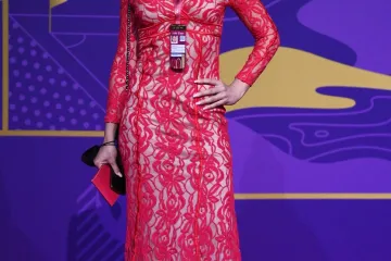 Tajanstvena i bujna ljepotica u izazovnoj crvenoj haljini privlačila najviše pogleda na ždrijebu u Kataru