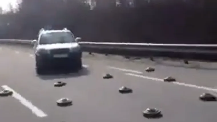 Kruži suludi video: Ukrajinci automobilima navigiraju kroz minsko polje na cesti prema Kijevu!