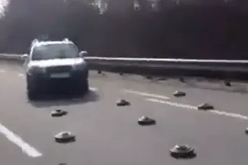 Kruži suludi video: Ukrajinci automobilima navigiraju kroz minsko polje na cesti prema Kijevu!