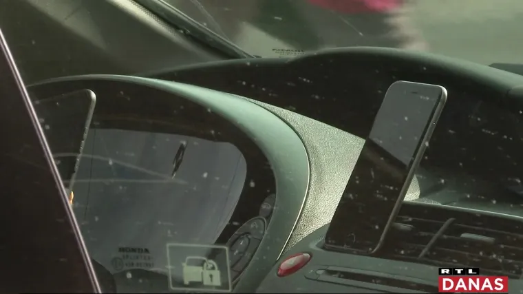 Svaki 20. vozač snima selfie dok vozi. Istraživanje u Jastrebarskom potvrdilo da svaki treći vozač aktivno koristi mobitel