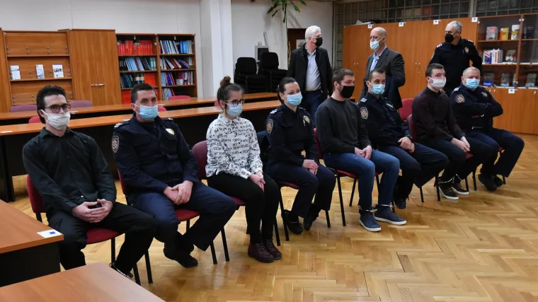 Dvojica od četvero optuženih za ubojstvo varaždinskog profesora branit će se sa slobode