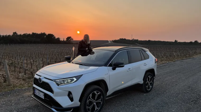 Ima preko 300 'konja', a može trošiti samo litru goriva na 100 kilometara? Čini nam se da je ovaj auto idealan za nadolazeća 'skupa vremena'...