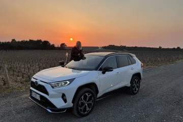 Ima preko 300 'konja', a može trošiti samo litru goriva na 100 kilometara? Čini nam se da je ovaj auto idealan za nadolazeća 'skupa vremena'...