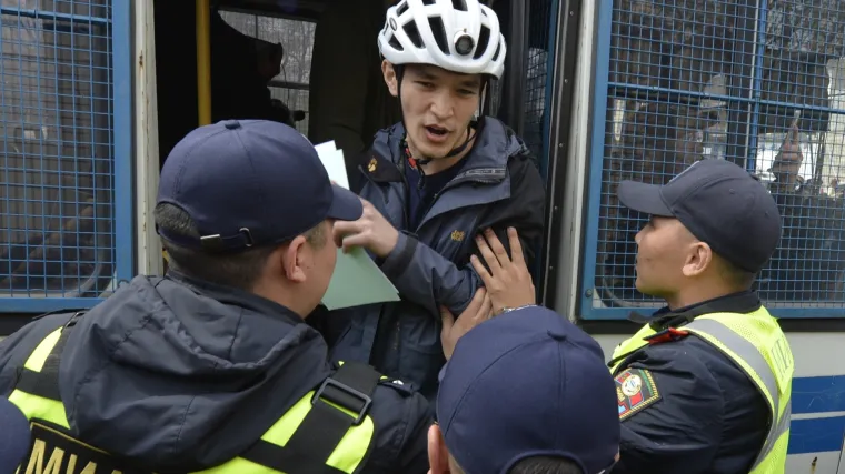 Vi&scaron;e od 178 Rusa uhićeno je na antiratnim prosvjedima: Policija je odvela i one koji su sjedili na klupi u parku