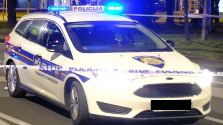 Mu&scaron;karac pao s krova dok je poku&scaron;avao ući u ko&scaron;aru vatrogasnog vozila koje ga je do&scaron;lo spasiti, te&scaron;ko je ozlijeđen