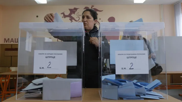 Izbori u Srbiji privode se kraju, na birali&scaron;tima vika, nasilje pa i pendreci. Na popisima mrtvi. Srbe iz Kosova prevoze autobusima