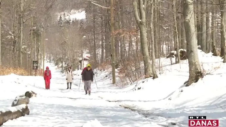 RTL za posljednjim proljetnim snijegom potegnuo na Platak. Žičara ne radi, ali posjetitelja ima, svi uživaju na svoj način