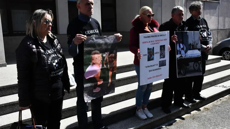 Prosvjed pred Centrom za socijalnu skrb u uoči početka suđenja roditeljima malene Nikol: 'Centar je ostao kamenog srca'