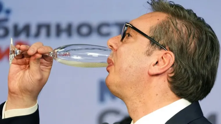 Vučić je izbore osvojio premoćnije nego ikad, skoro 2,3 milijuna glasova. Slavlje uz rafale na Kosovu