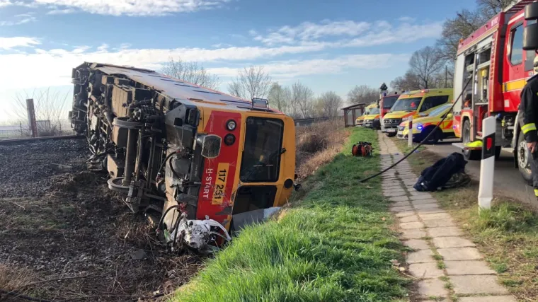 Vi&scaron;e poginulih u sudaru kamiona i vlaka u Mađarskoj: Vagon s 22 putnika iskočio iz tračnica i sletio u kanal