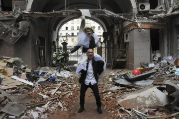 Svadbene fotografije Ukrajinaca među ruševinama oduševile javnost: 'Ne planiraju medeni mjesec, prvo treba pobijediti rat'