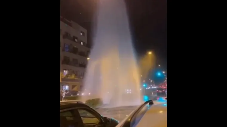 Zabio se u hidrant u Zvonimirovoj i napravio te&scaron;ki kaos: Voda &scaron;iklja tri metra u zrak tik uz cestu