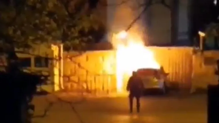 VIDEO Drama u Bukure&scaron;tu: Mu&scaron;karac se autom zabio u vrata ruskog veleposlanstva, poginuo je na mjestu