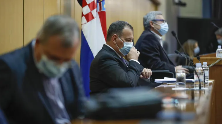 Padaju li i maske? Hrvatska se konačno vraća na staro normalno: Kafići bez ograničenja, s COVID potvrdama tek u bolnice