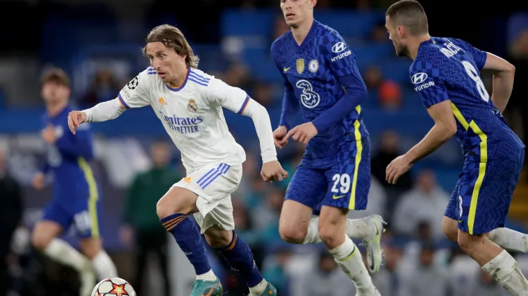Modrić nadigrao Kovačića: Real hat-trickom Benzeme pomeo Chelsea i jednom nogom zakoračio u polufinale