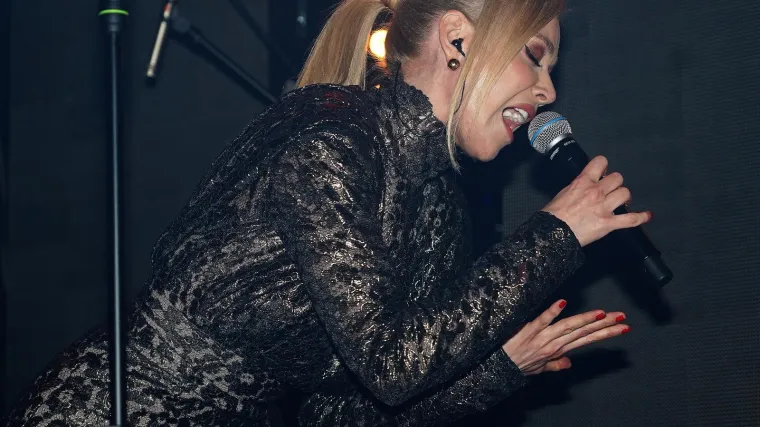 Jelena Rozga u Beogradu viđena u zagrljaju nepoznatog mu&scaron;karca, a njezina linija nikada nije bolje izgledala