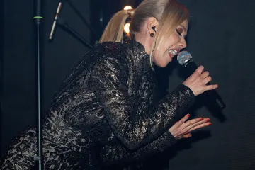 Jelena Rozga u Beogradu viđena u zagrljaju nepoznatog muškarca, a njezina linija nikada nije bolje izgledala