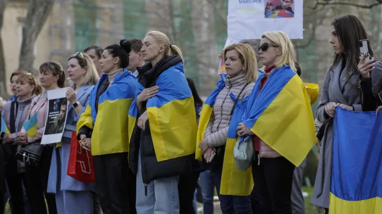 Na Zrinjevcu održan prosvjed za sve stradale nevine žrtve u Ukrajini: Zapaljeni su lampa&scaron;i. Neki su i zaplakali