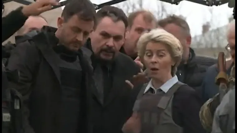 Von der Leyen stigla u Buču: Njezina reakcija kada je shvatila da stoji uz masovnu grobnicu najbolje opisuje mučne scene