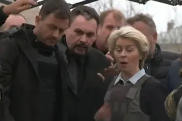 Von der Leyen stigla u Buču: Njezina reakcija kada je shvatila da stoji uz masovnu grobnicu najbolje opisuje mučne scene