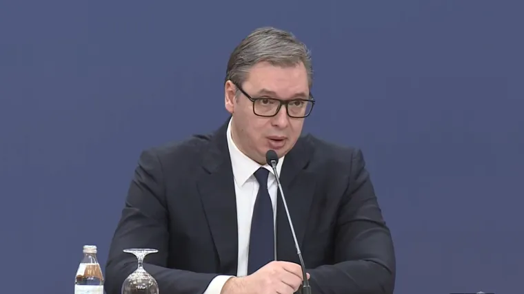 Vučić rekao da su Rusi javili da vojni lovac prati srpski avion: 'Tko se to pravi pametan da ugrožava civile?'