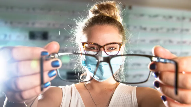 Istraživanje pokazalo da osobe koje nose naočale imaju manji rizik od zaraze COVID-om: 'To ne vrijedi i za kontaktne leće'
