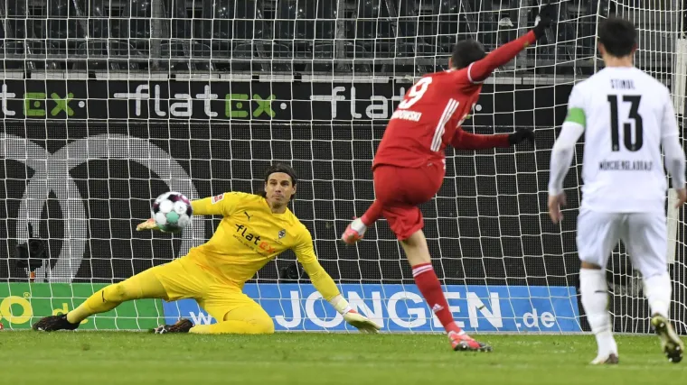 Lewandowski iz penala spasio Bayern