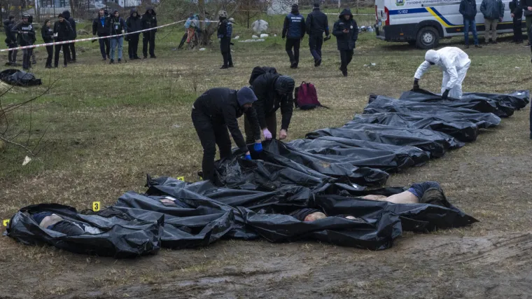 Nova grobnica s desecima ubijenih civila otkrivena kod Kijeva. Tijela su pronađena u jarku kod benzinske crpke