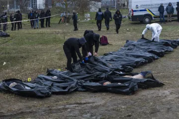 Nova grobnica s desecima ubijenih civila otkrivena kod Kijeva. Tijela su pronađena u jarku kod benzinske crpke