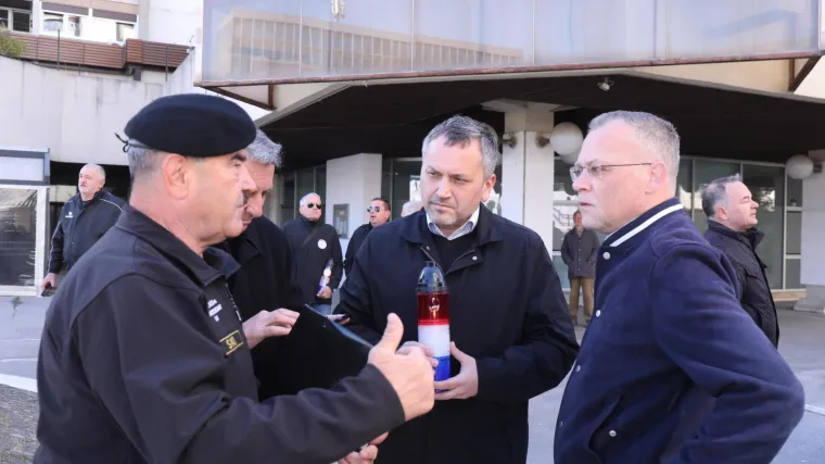 FOTO U Splitu održana komemoracija povodom 31. obljetnice ustrojavanja IX. bojne HOS-a, među okupljenima i Hasanbegović