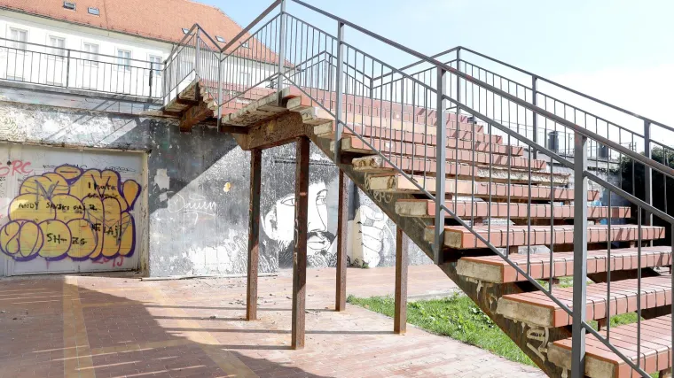 Sramota u centru Zagreba: Stube prohodne i otvorene, ali pogledajte u kakvom su katastrofalnom stanju...
