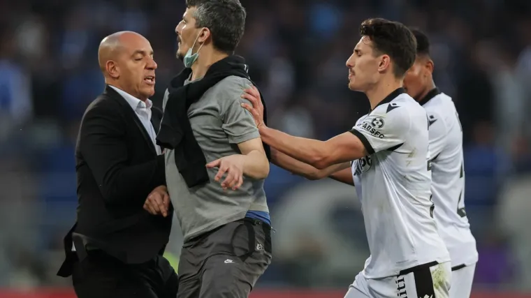 Slike bizarnog i potencijalno vrlo opasnog incidenta obilaze svijet. Navijač upao na teren i nogom udario igrača slavnog kluba