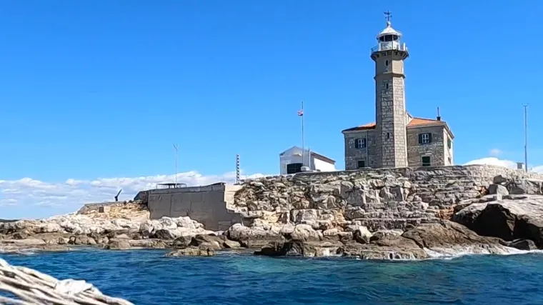 Na osamljeni otok sa svjetionikom žele pobjeći profesori, intelektualci, ali i jedan Talijan: 'Morat će si posložiti život'