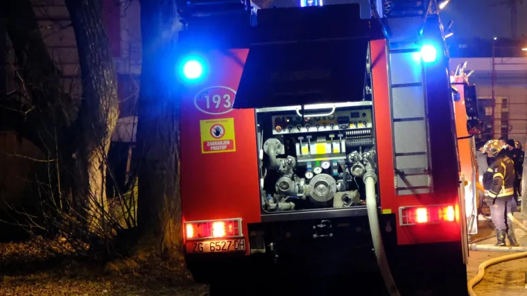 U požaru te&scaron;ko ozlijeđen dječak iz Zagreba: Zapaljenu napu uzeo u ruke i bacio je na balkon susjeda