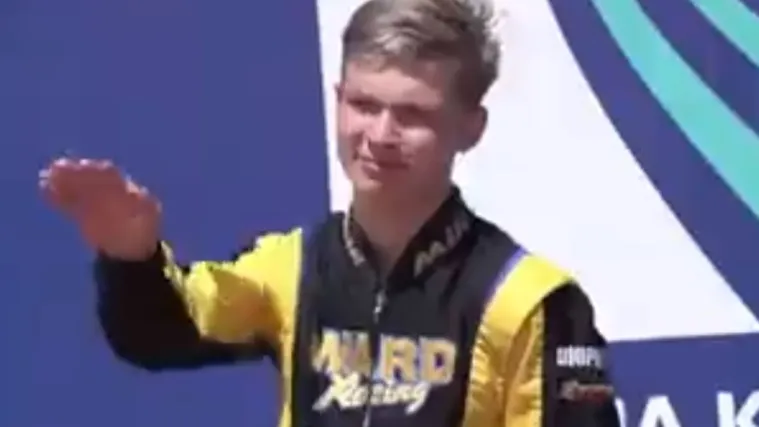 Dok je svirala himna ruski sportaš salutirao kao fašist pa se opravdavao. U njegovo objašnjenje nitko ne vjeruje