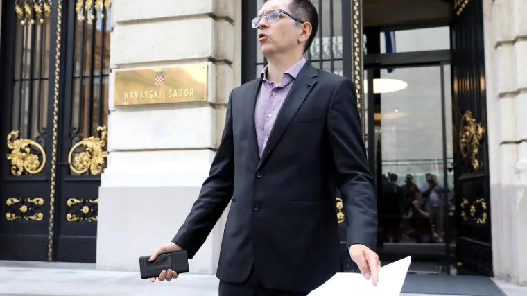 Bivši saborski zastupnik živi i radi u Irskoj, a plaću prima i u školi u Međimurju. Kada ga se pita o tome on samo šuti