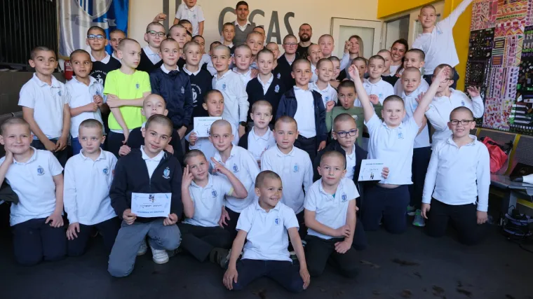 FOTO U znak podr&scaron;ke prijatelju koji boluje od tumora, 60 dječaka zagrebačke &scaron;kole o&scaron;i&scaron;alo se na ćelavo