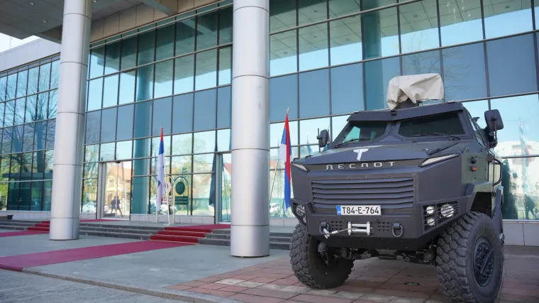 Pred sjedi&scaron;tem vlade RS oklopna vozila: Policija tvrdi da je ugrožena sigurnost Dodika i njegove obitelji