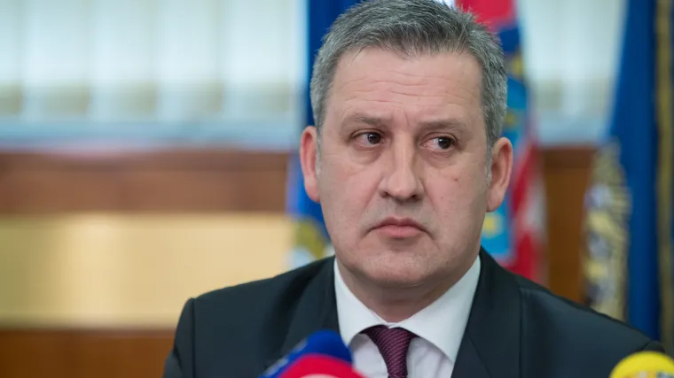 Optužili ga za pljuvanje i &scaron;amaranje vozačice na parkirali&scaron;tu. Sud oslobodio krivnje biv&scaron;eg načelnika krim-policije Gudelja