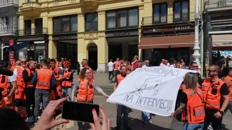 VIDEO Djelatnici Hitne prosvjeduju - krenuli prema Markovu trgu, predvodi ih medicinska sestra na &scaron;takama