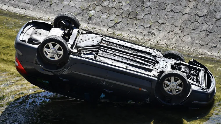 FOTO Autom pao u kanal: Vozač je ozlijeđen, navodno je bio pijan