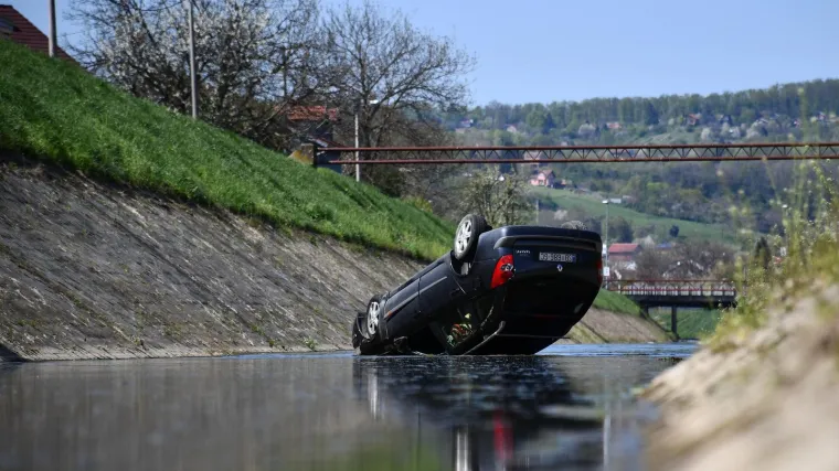 Automobilom sletio u potok kod Slavonskog Broda, pa zavr&scaron;io na krovu