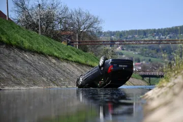 Automobilom sletio u potok kod Slavonskog Broda, pa zavr&scaron;io na krovu