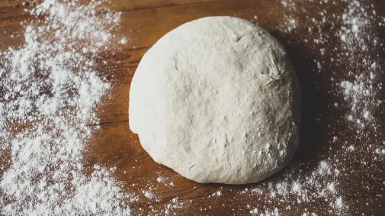 Kako se razvlači tijesto za pizzu?