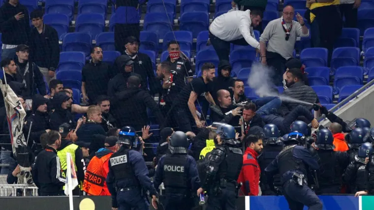 Neviđeni nered u Francuskoj: Navijači Lyona izgubili svu kontrolu nakon te&scaron;kog poraza, izgurali su policiju