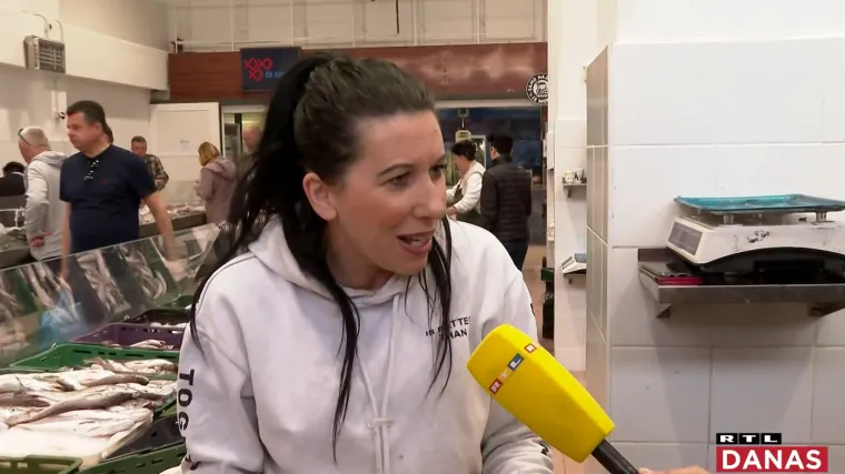 U ribarnicama jutros tradicionalno gužva, dagnje po 20, srdela po 30 kn. U Zadru sve planulo do 10 sati: 'Ovo je jedna od bolji godina'