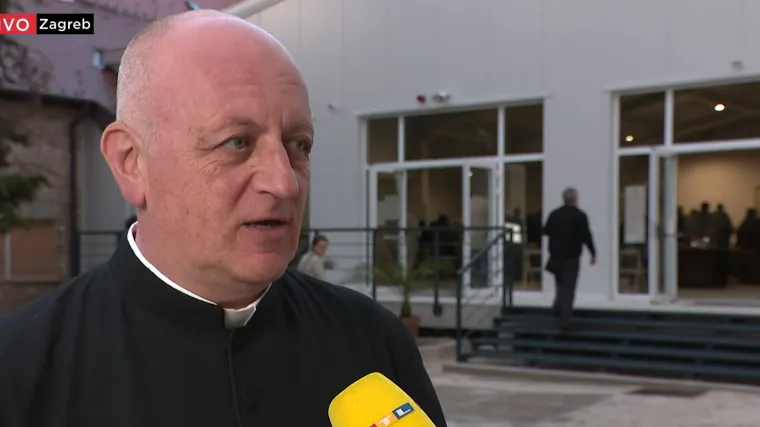 Kardinal Bozanić u montažnoj crkvi predvodio obred Muke Gospodnje. Mons. Koren poručio: 'Stručnjaci jo&scaron; rade na ojačavanju katedrale'